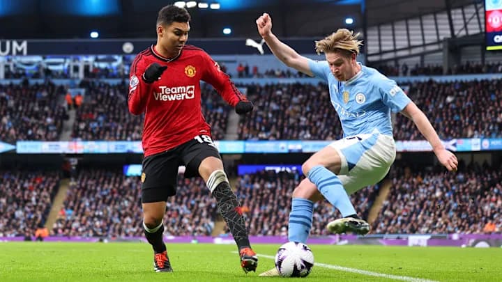 Manchester City e Manchester United se enfrentam em clássico decisivo neste domingo.