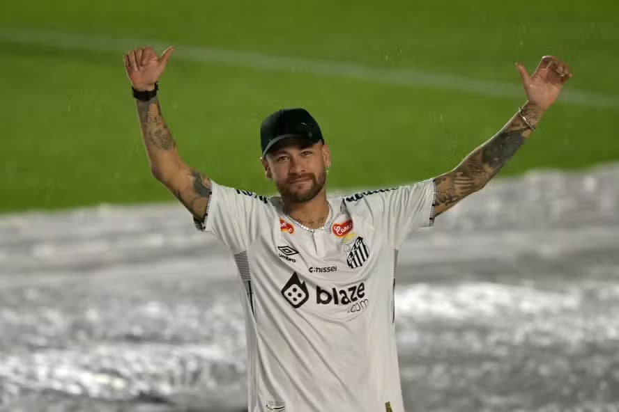Neymar vibra com vitória do Santos sobre o São Paulo. 